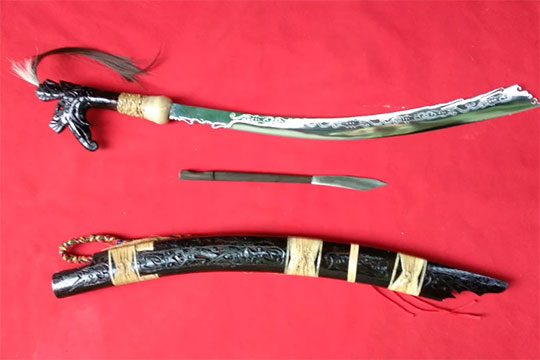 senjata tradisional mandau